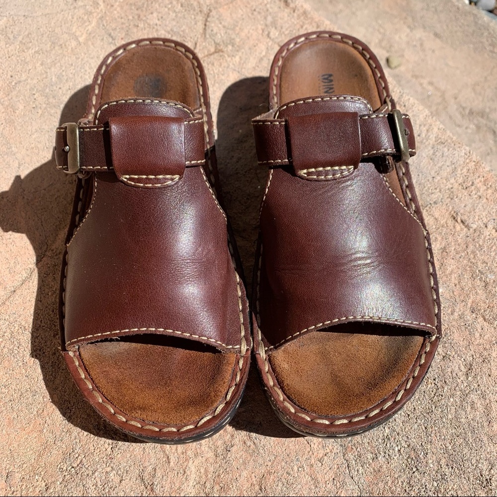 MINNETONKA GENUINE LEATHER SANDALS. In great cond
